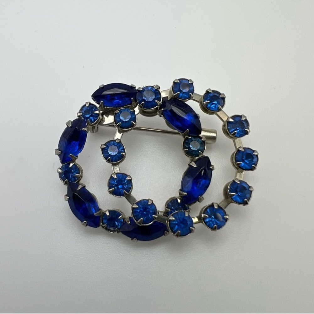 Vintage blue rhinestones brooch